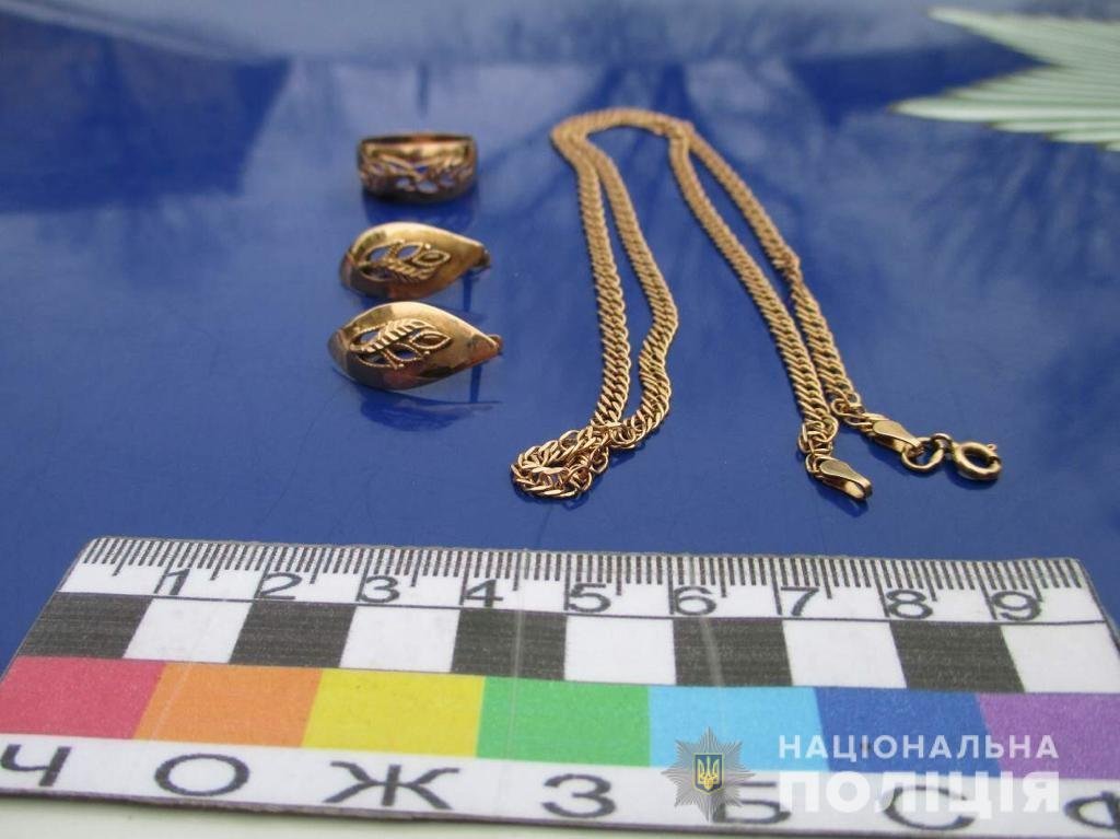 Иностранец забрал ювелирные украшения