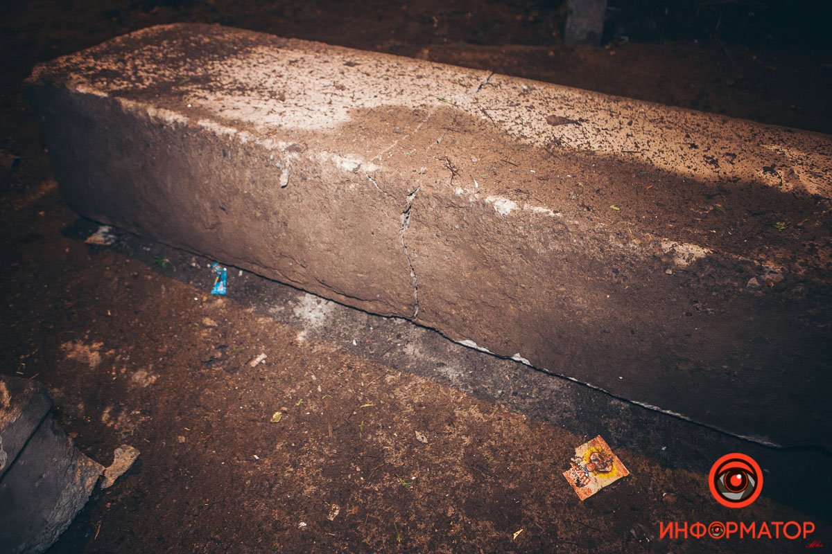 На Томской Mercedes влетел в бетонный блок