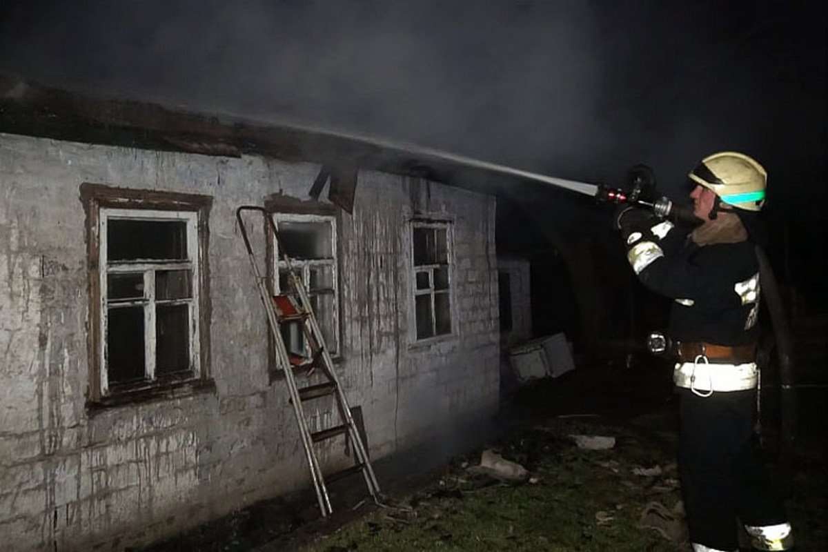 Огонь уничтожил крышу дома и домашнее имущество Огонь уничтожил крышу дома и домашнее имущество