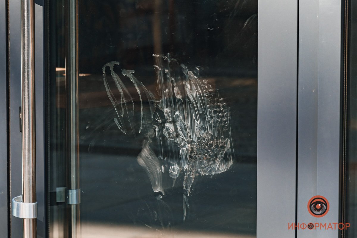 Хулиганы устроили драку и разбили дверь Хулиганы устроили драку и разбили дверь