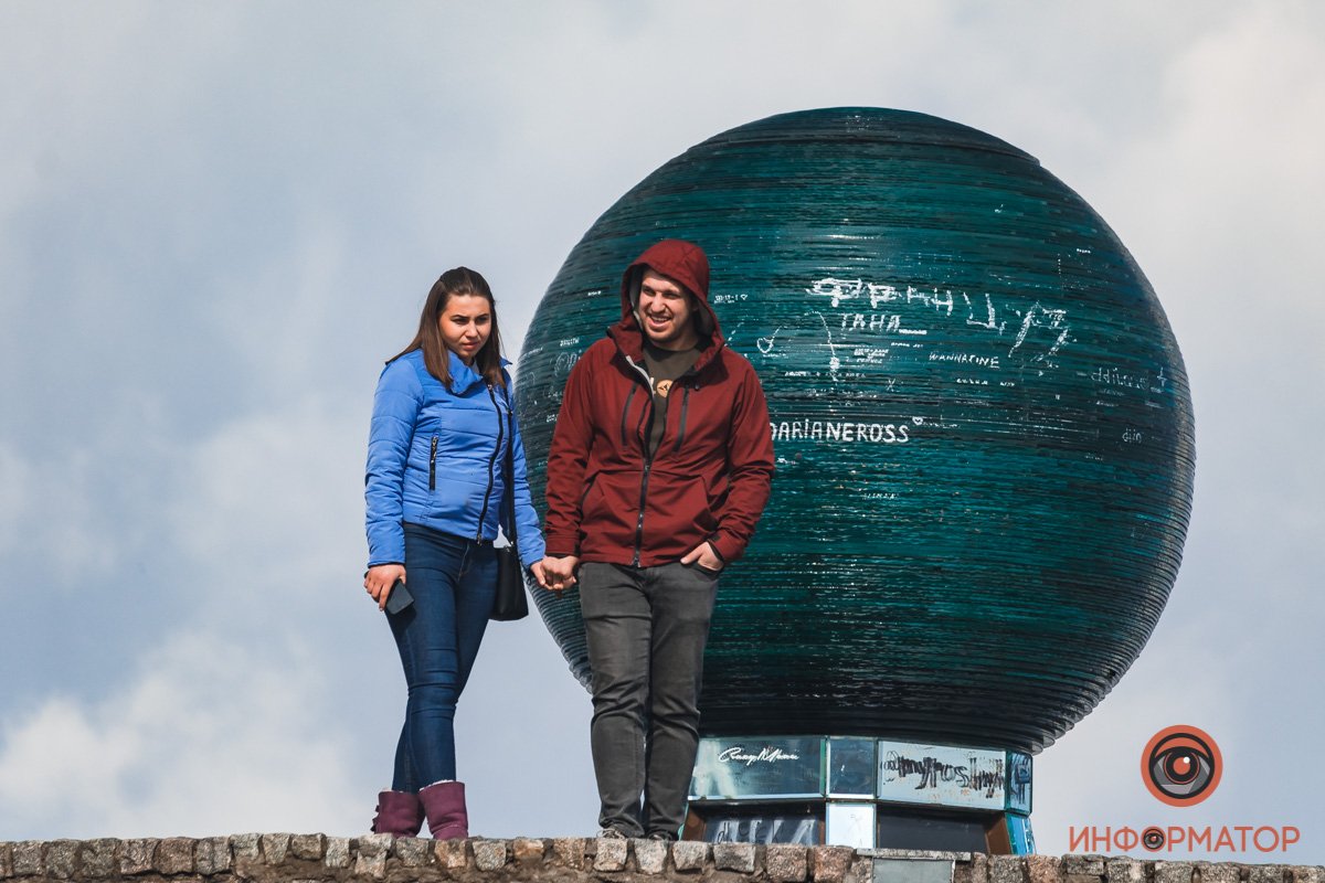Шар снова изрисован, но меньше людей привлекать все равно не стал