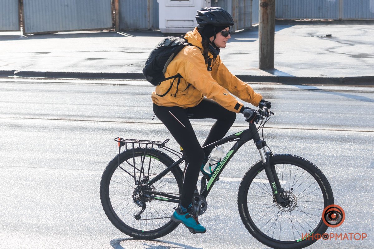 Велосипедистов с каждым днем на улицы выезжает все больше