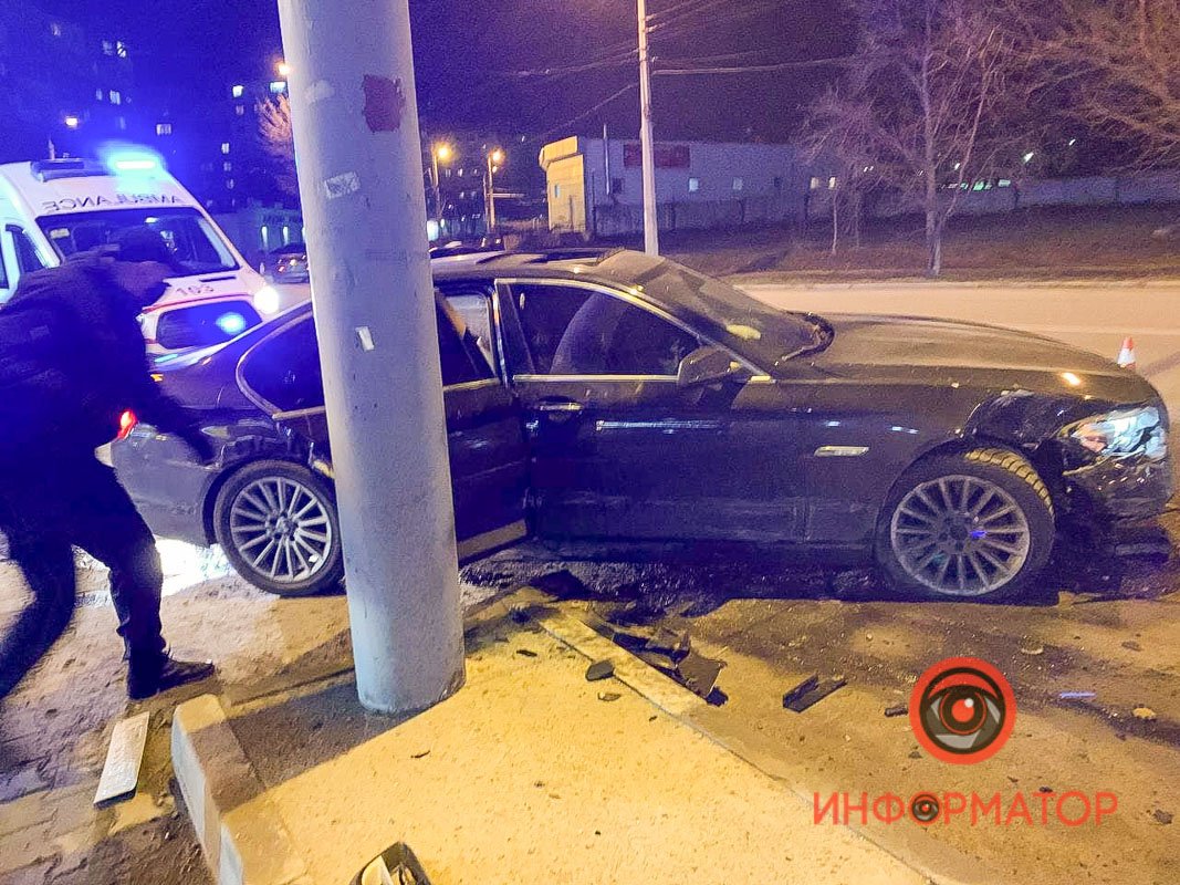 BMW не "выписался" в поворот, влетел на заправку, задел Volkswagen и столб