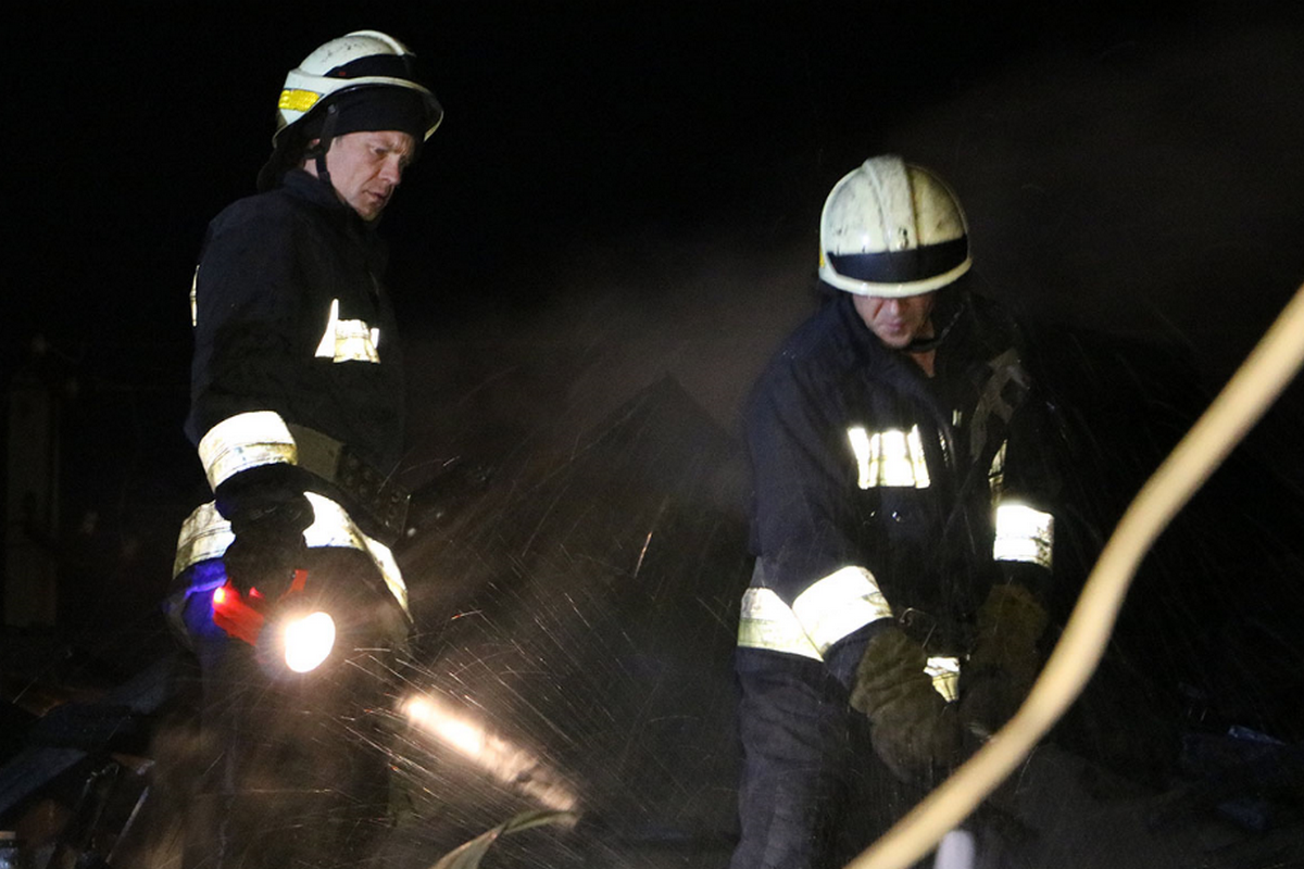 Огонь перекинулся на перекрытие дома Огонь перекинулся на перекрытие дома