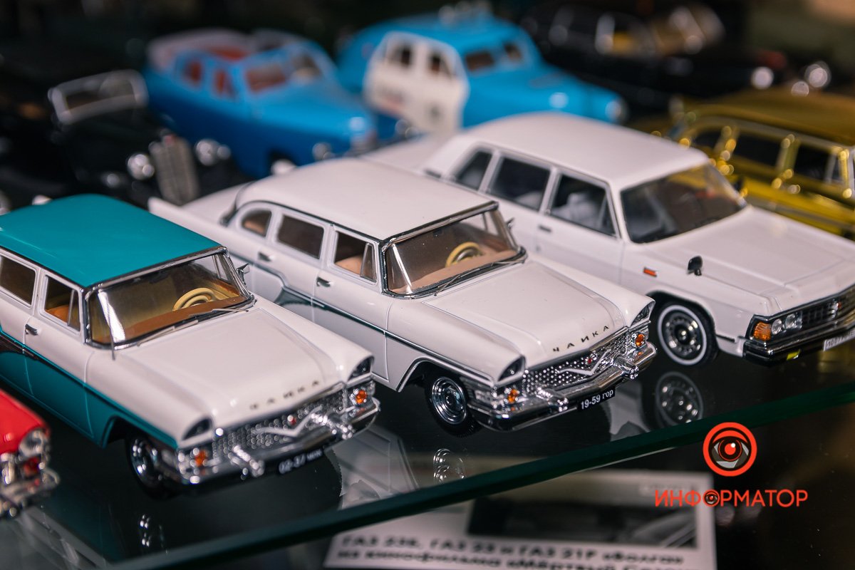 Под модели отведен специальный стенд во всю стену