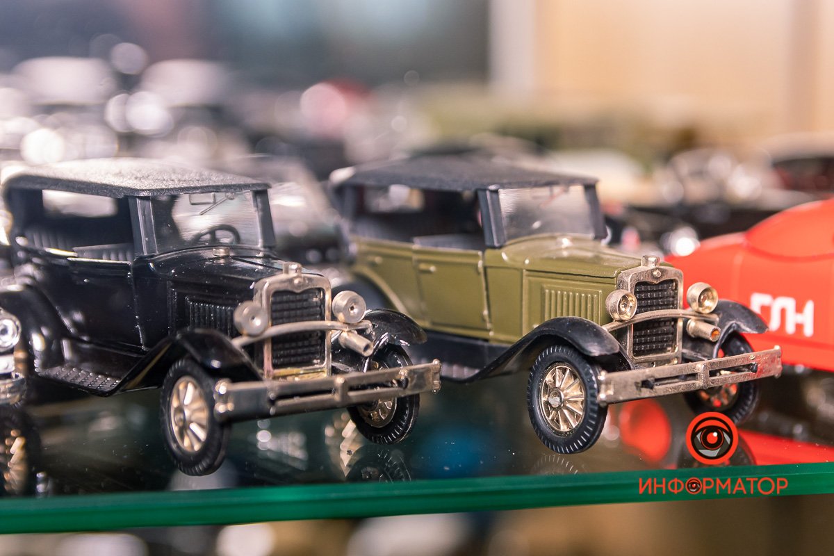 Юрий собирает и другие артефакты, связанные с автомобильной тематикой