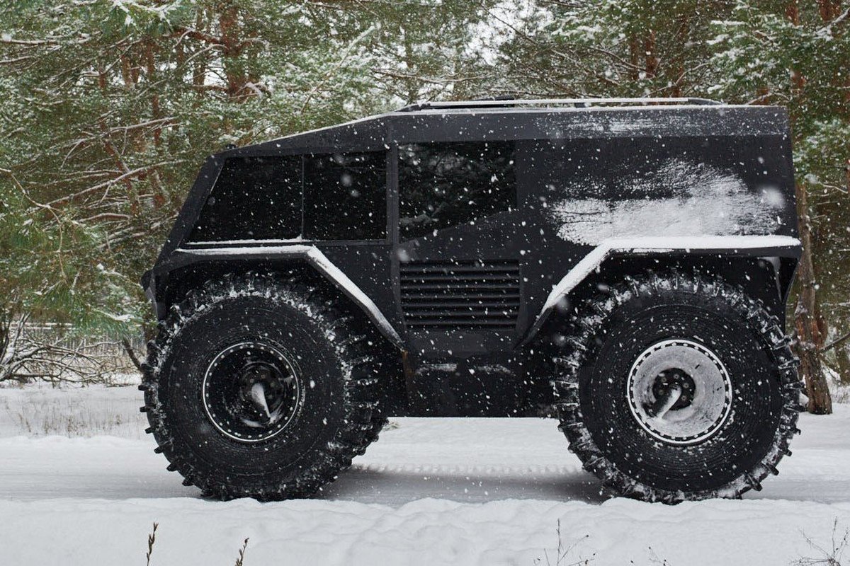 Максимальная скорость вездехода по грунту составляет 60 км/ч, а по воде – 7 км/ч