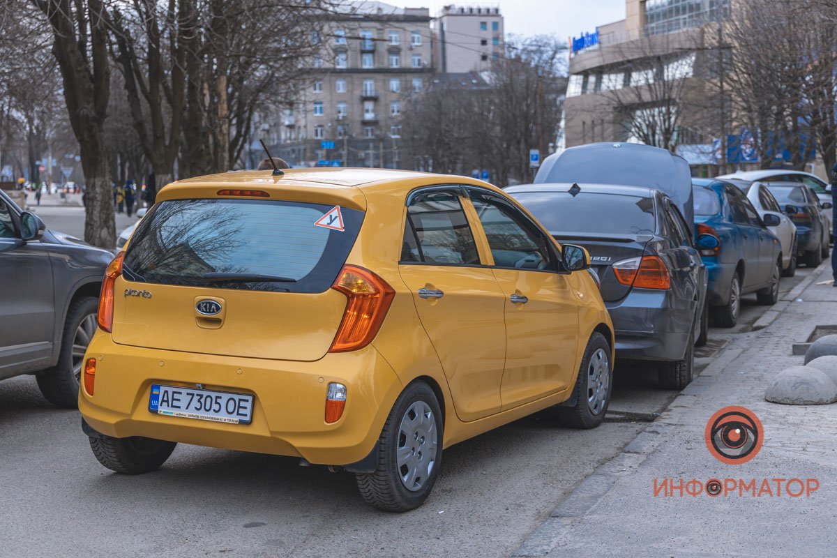 Kia врезался в припаркованные машины