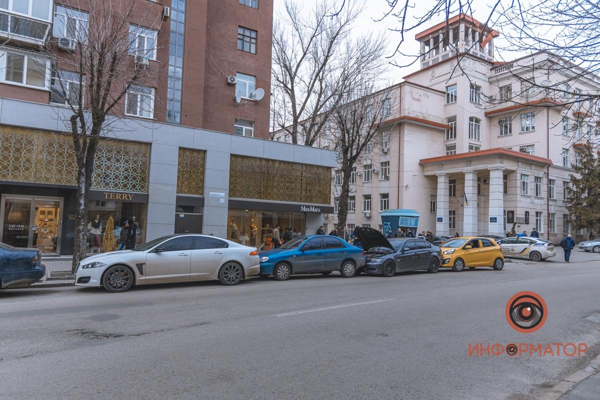 Она не справилась с управлением и врезалась в припаркованный BMW