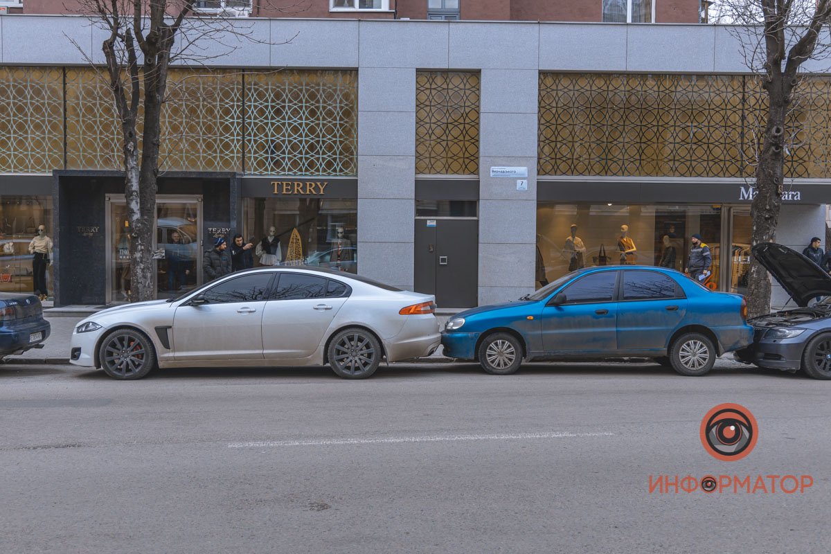 В этот момент рядом с машиной находились двое мужчин