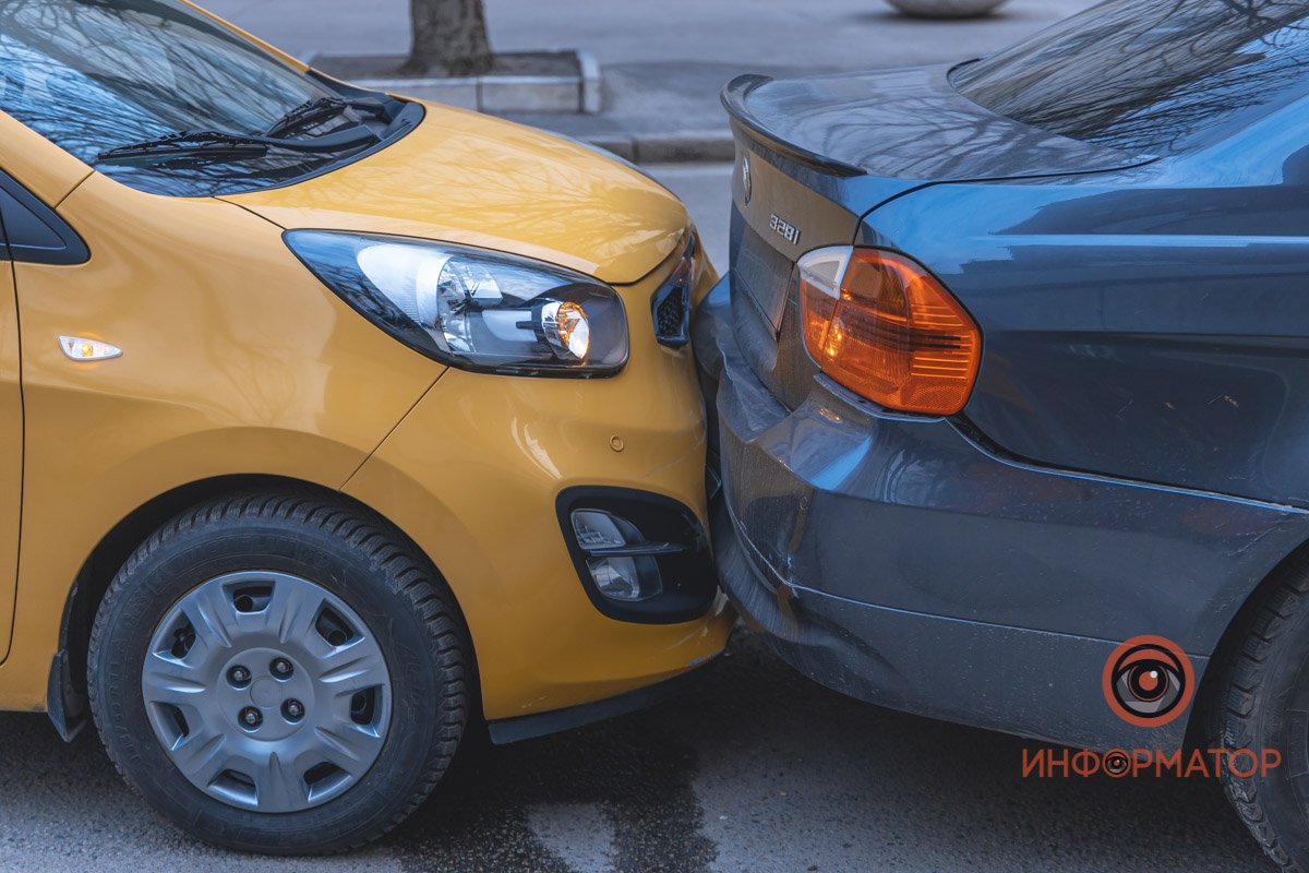 От удара их зажало между BMW и ЗАЗ Lanos, который стоял рядом