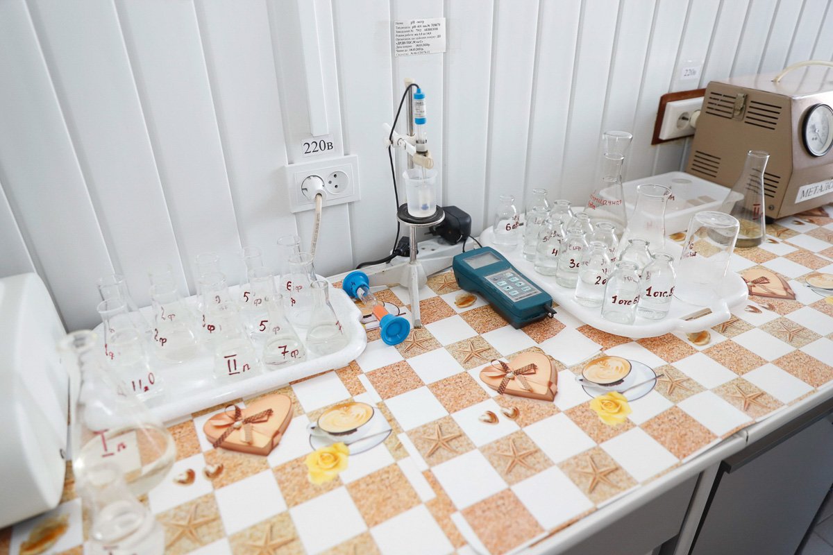 Лабораторный контроль качества воды проводится на станции круглосуточно