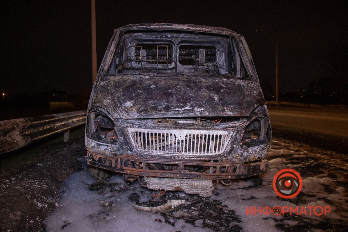 Другие водители предлагали помощь, но она была уже бесполезной: огонь быстро распространялся по ГАЗели Другие водители предлагали помощь, но она была уже бесполезной: огонь быстро распространялся по ГАЗели