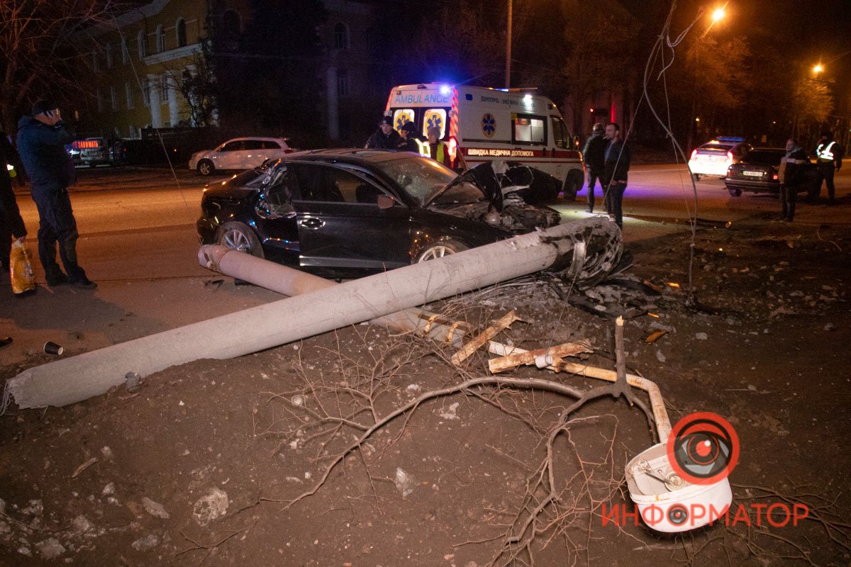 Audi ехал в сторону ТРЦ "Дафи" и въехал в фонарный столб