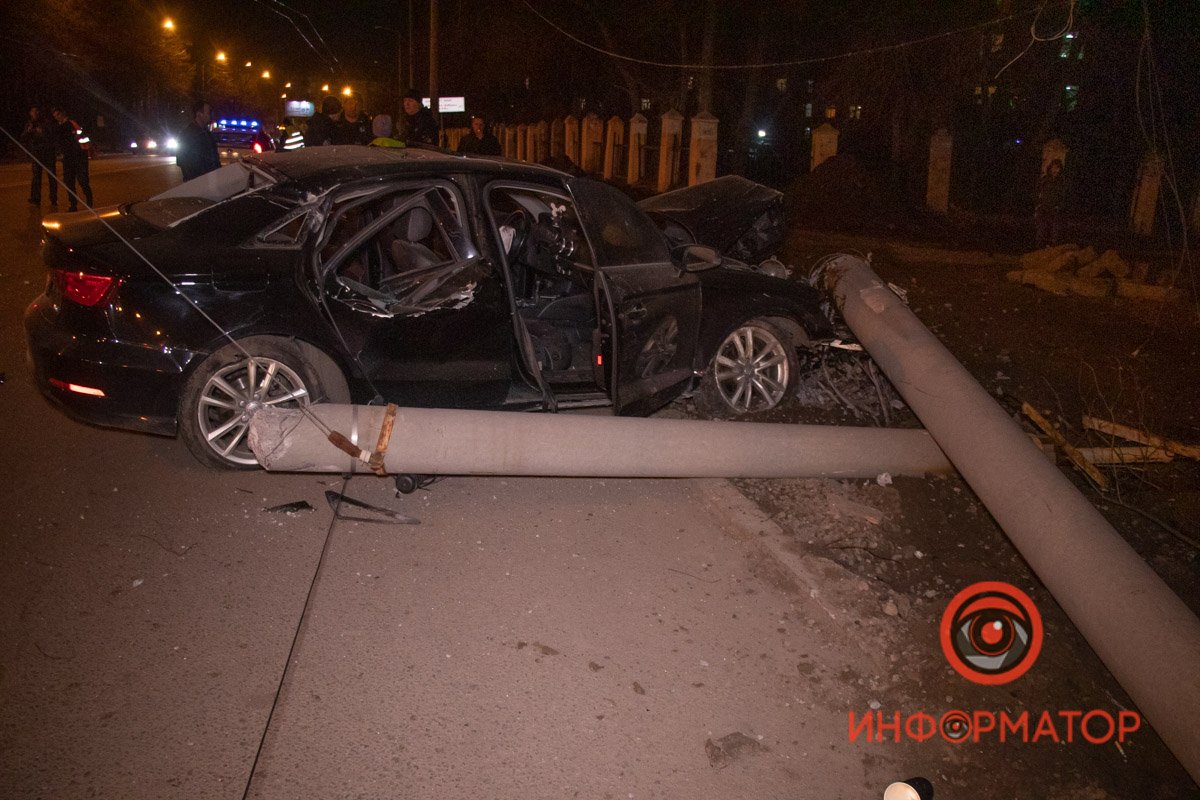 Столб переломан надвое