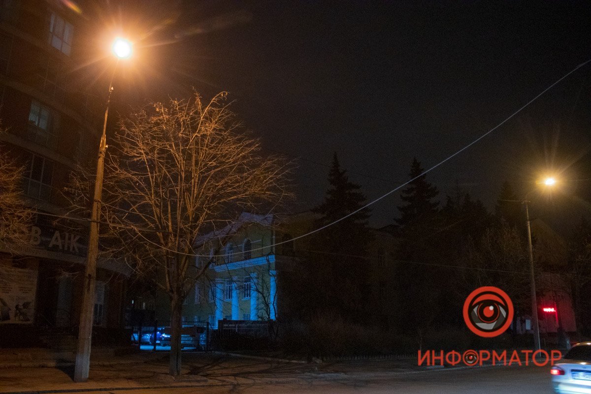 Провода повисли над проезжей частью. Автобусы и троллейбусы смогут проехать, но с трудом