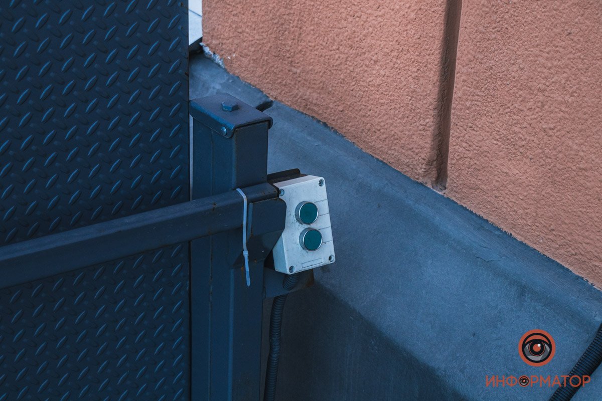 Раскладывается при помощи кнопки Раскладывается при помощи кнопки