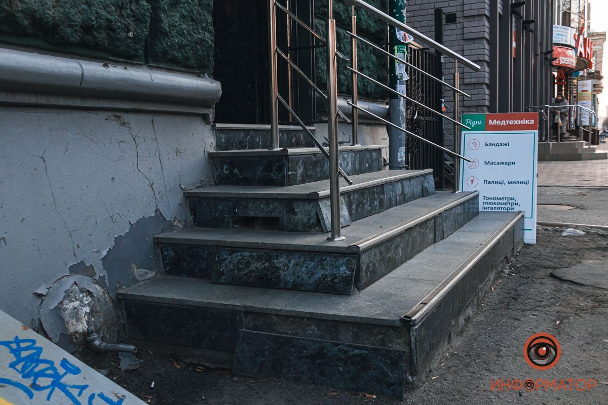 Доступность для людей, которые передвигаются с помощью кресел колесных, отсутствует Доступность для людей, которые передвигаются с помощью кресел колесных, отсутствует