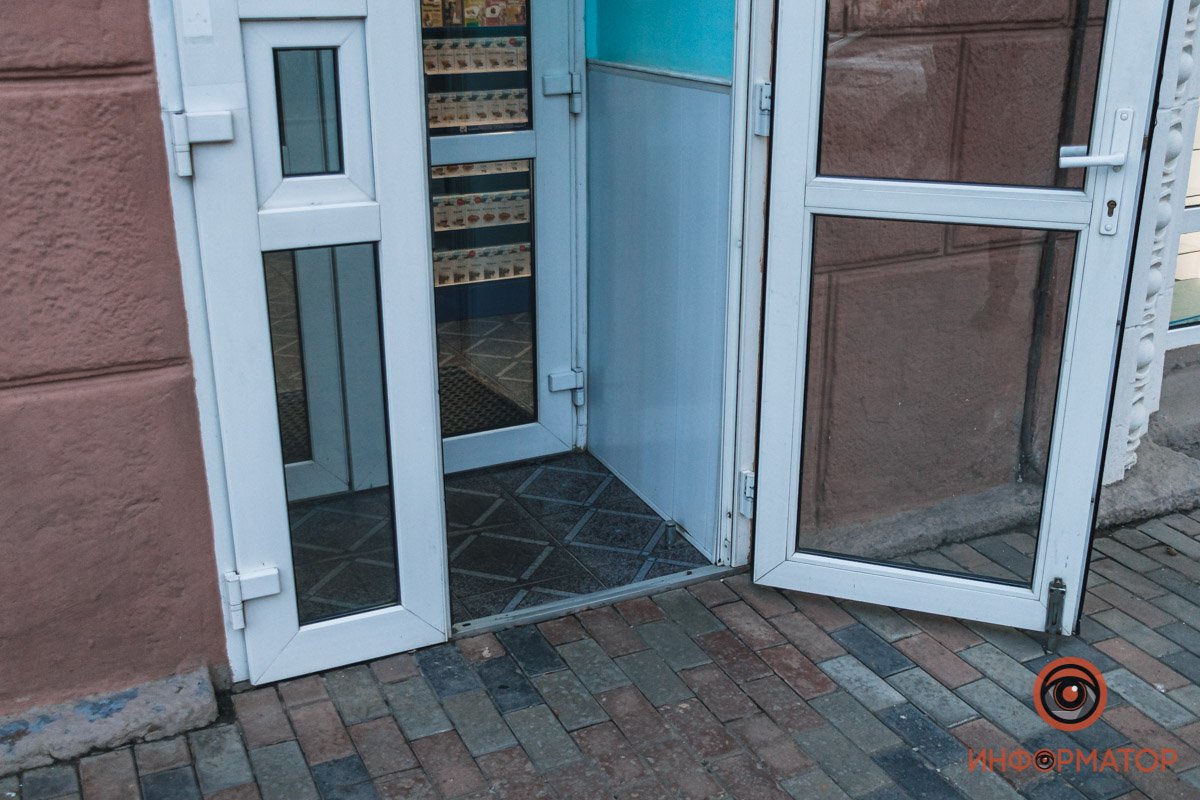 Ступеней и высоких порогов нет, но проезд слишком узкий для кресла колесного Ступеней и высоких порогов нет, но проезд слишком узкий для кресла колесного