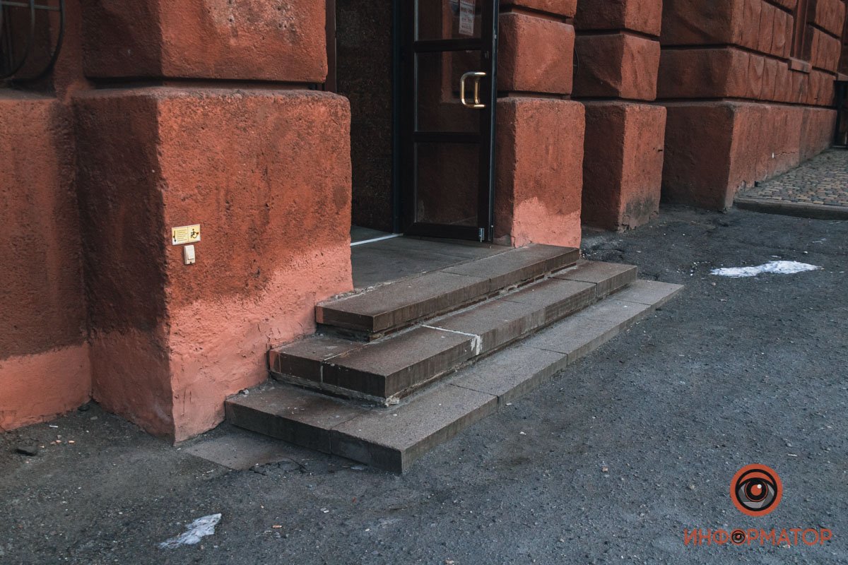 Ни пандусов ни подъемников Ни пандусов ни подъемников