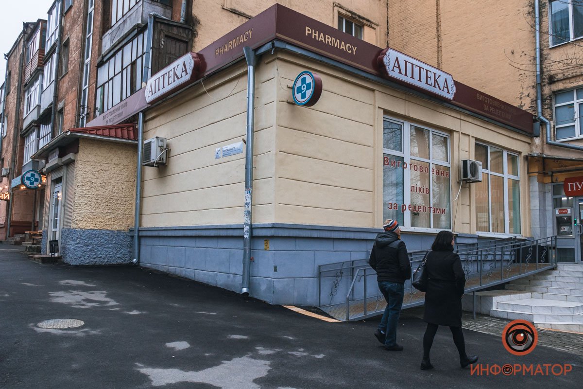 С другой стороны пандус есть, а входа в аптеку нет С другой стороны пандус есть, а входа в аптеку нет