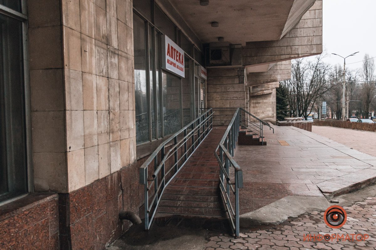 С учетом высоких ступеней пандус здесь длинный С учетом высоких ступеней пандус здесь длинный