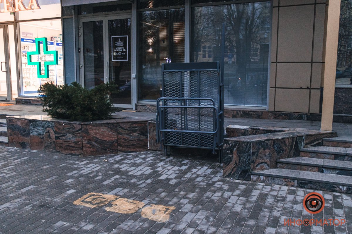 Есть пандус, его нужно разложить самостоятельно Есть пандус, его нужно разложить самостоятельно