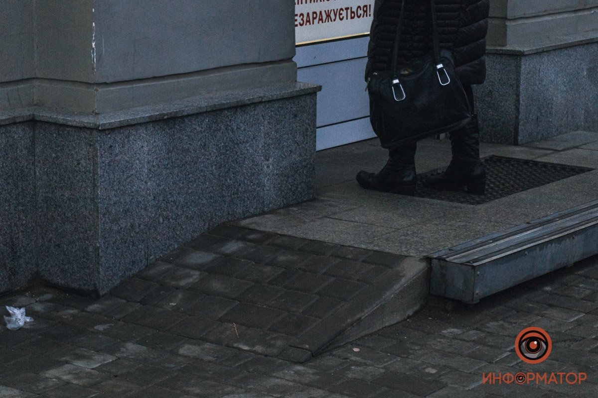 Одна ступенька, но пандус есть Одна ступенька, но пандус есть