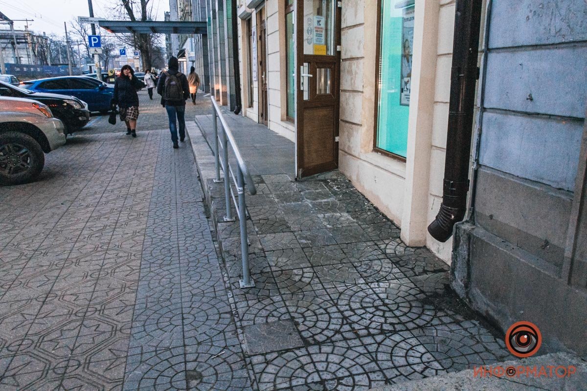 Препятствует открытая дверь Препятствует открытая дверь