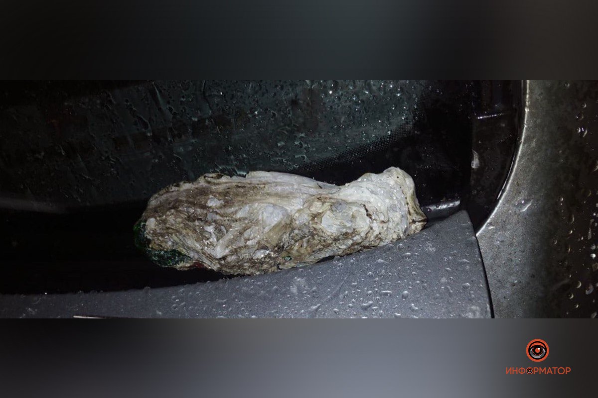 В Днепре мужчины перебросили через забор дома взрыв-пакет и подожгли Chevrolet 1