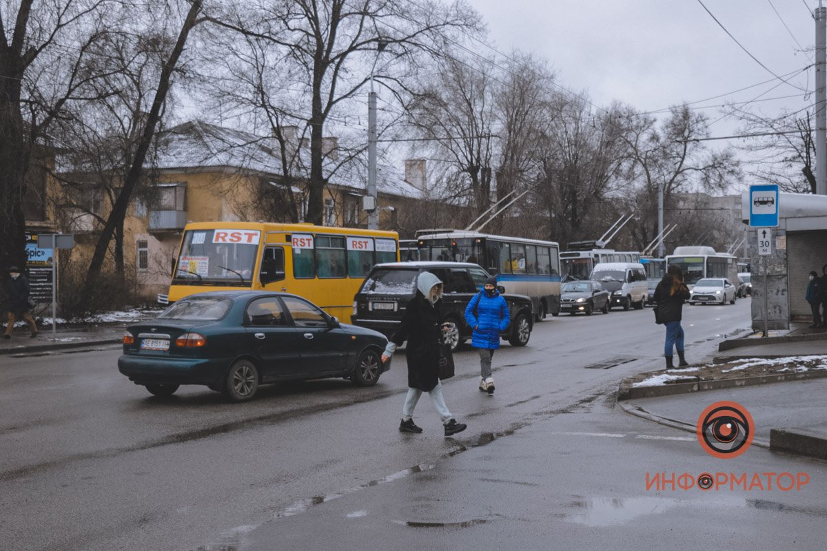 Электротранспорт стоит