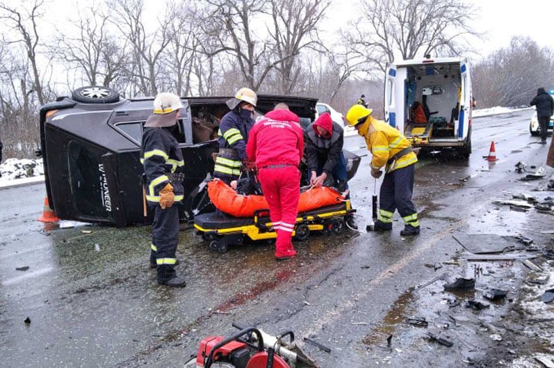 Водителя и пассажирку увезли на скорой