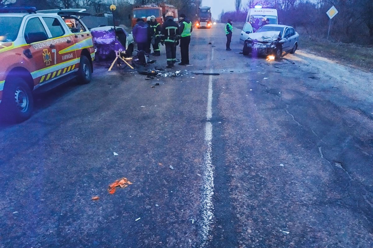На трассе в Днепропетровской области в ДТП погиб мужчина, двое человек пострадали: поиск свидетелей 3