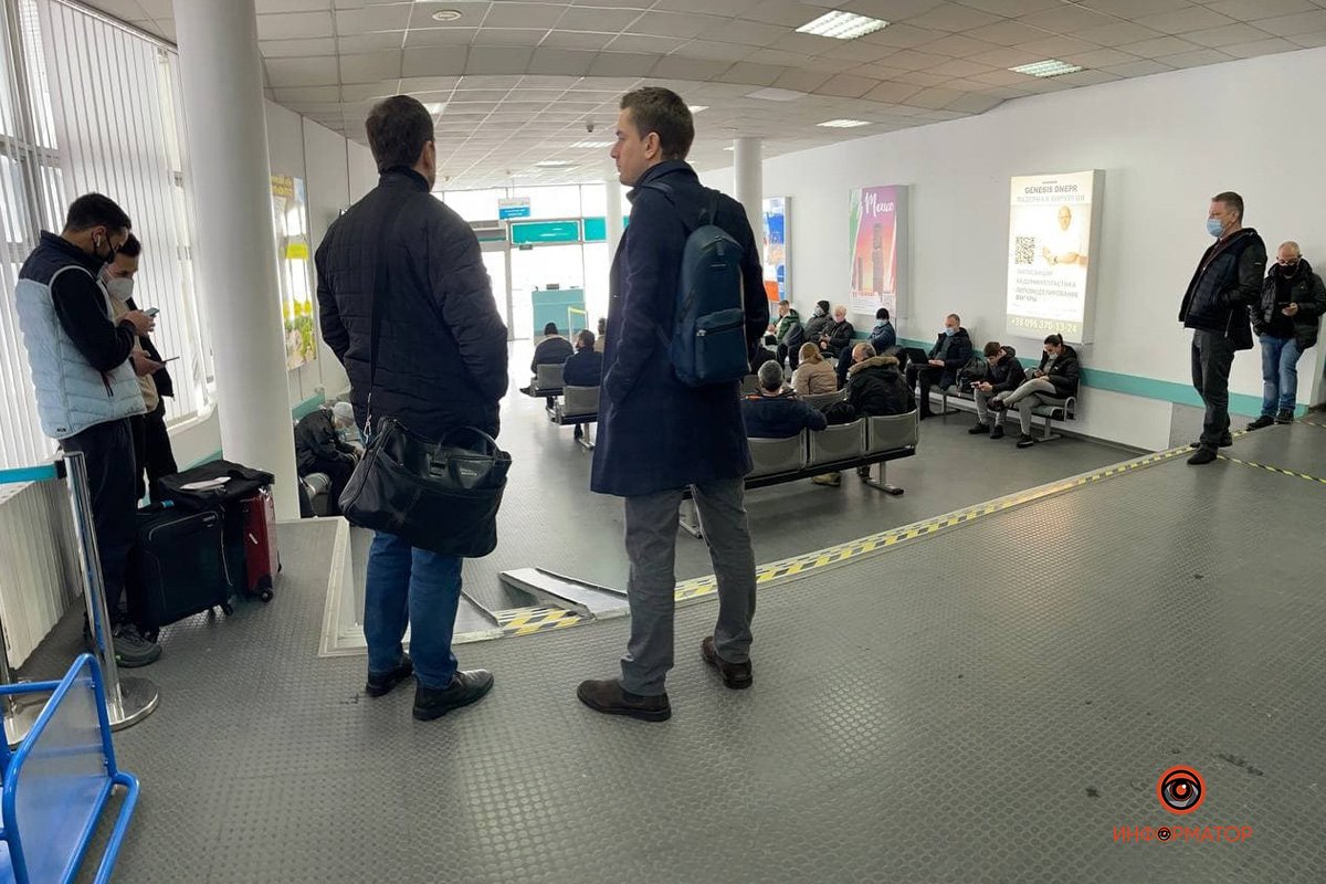 Свой рейс ждали больные дети, которых волонтеры везут в столицу на встречу с врачом Свой рейс ждали больные дети, которых волонтеры везут в столицу на встречу с врачом