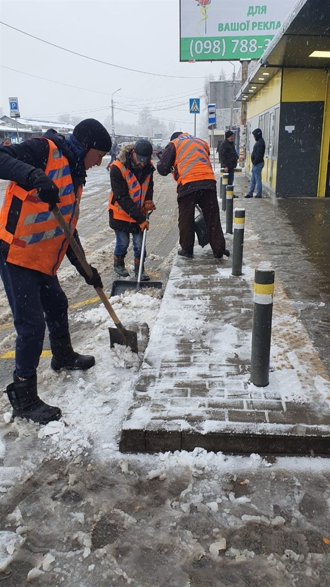 Работают 16 бригад дорожных рабочих