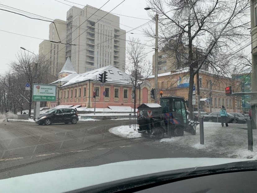 Для обработки дорог используют комбинированную смесь