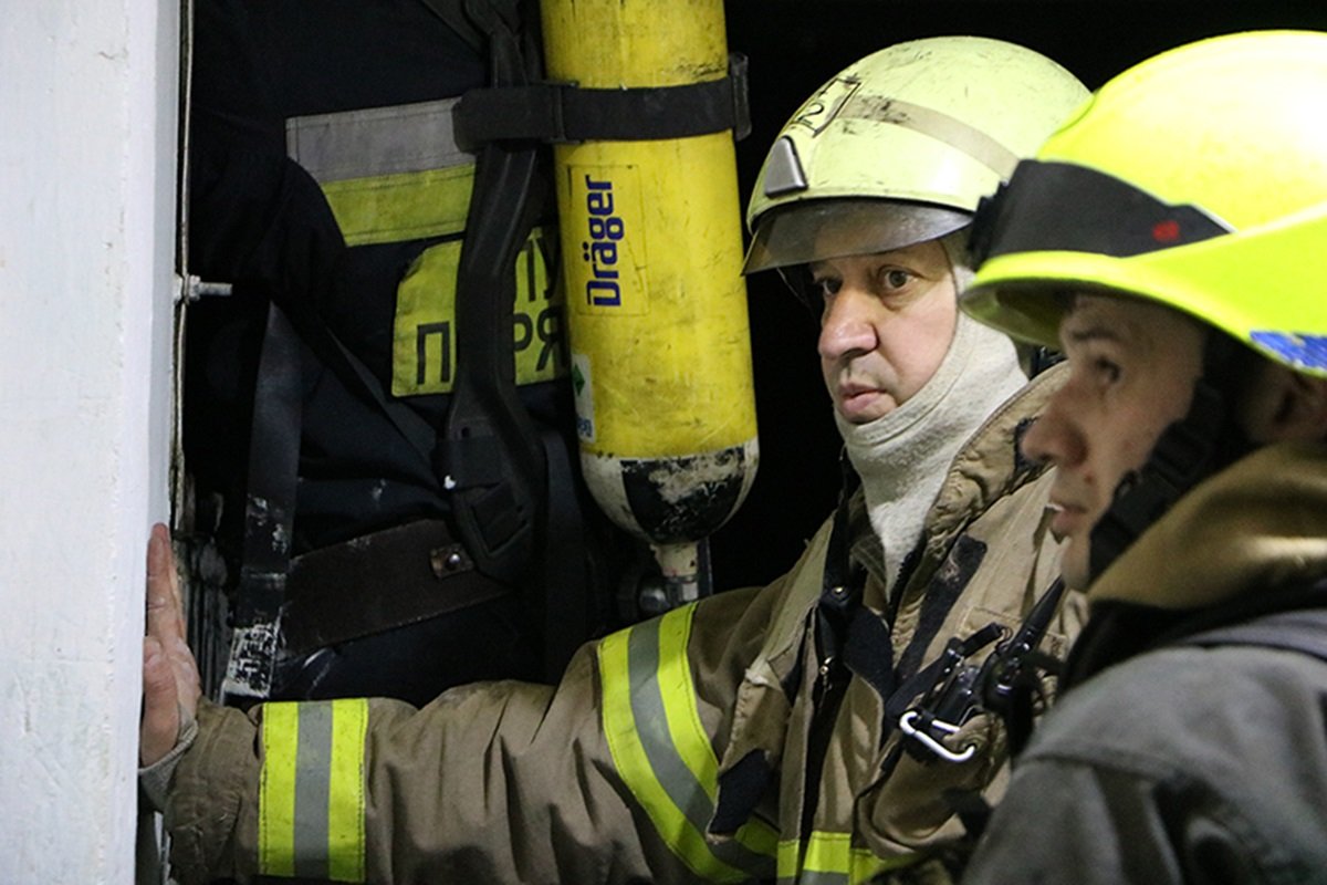 Горел мусор внутри шахты лифта