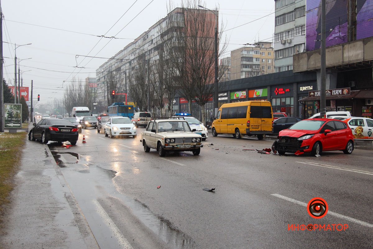 Ford перегородил полосу движения в сторону центра
