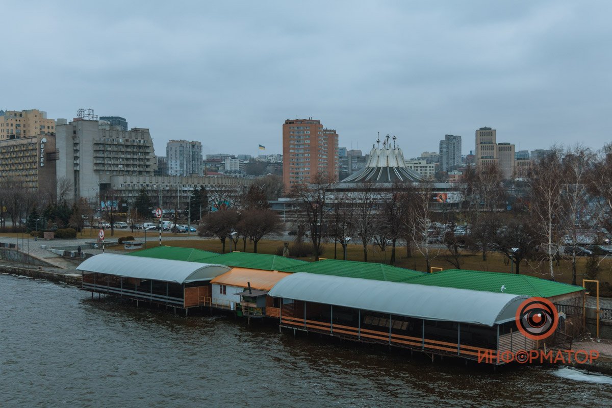 Сичеславская набережная (тогда – имени Ленина) и цирк сейчас (выше — календарик на 1985 год) Сичеславская набережная (тогда – имени Ленина) и цирк сейчас (выше — календарик на 1985 год)