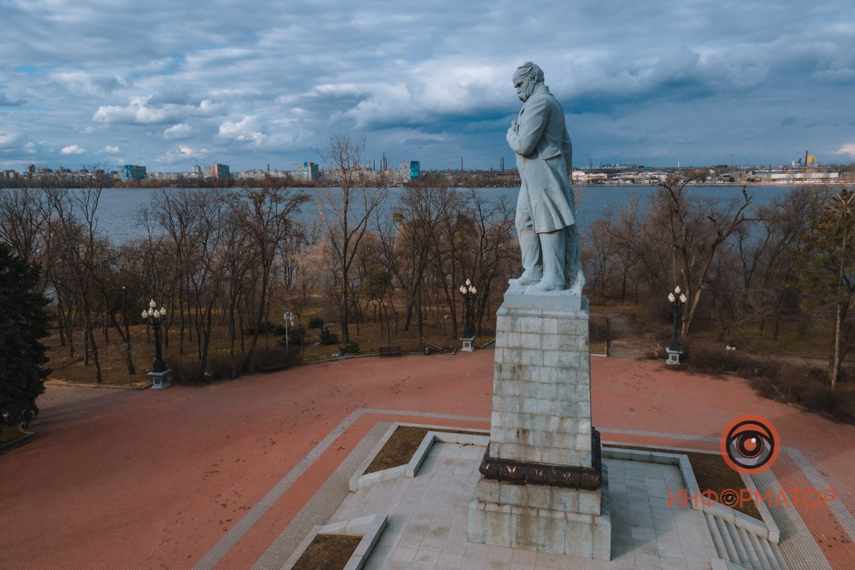 Памятник Тарасу Шевченко на Монастырском острове сейчас Памятник Тарасу Шевченко на Монастырском острове сейчас