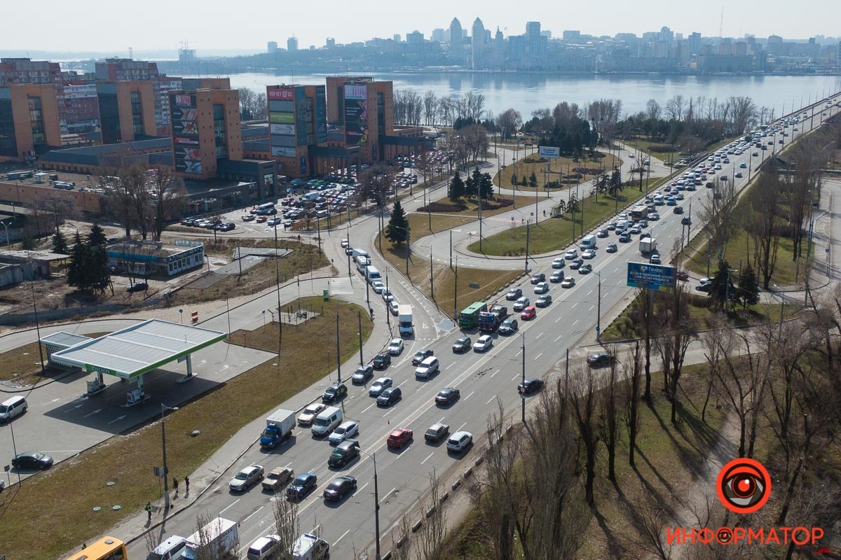 Машины тянутся с Солнечного микрорайона и Нового моста Машины тянутся с Солнечного микрорайона и Нового моста