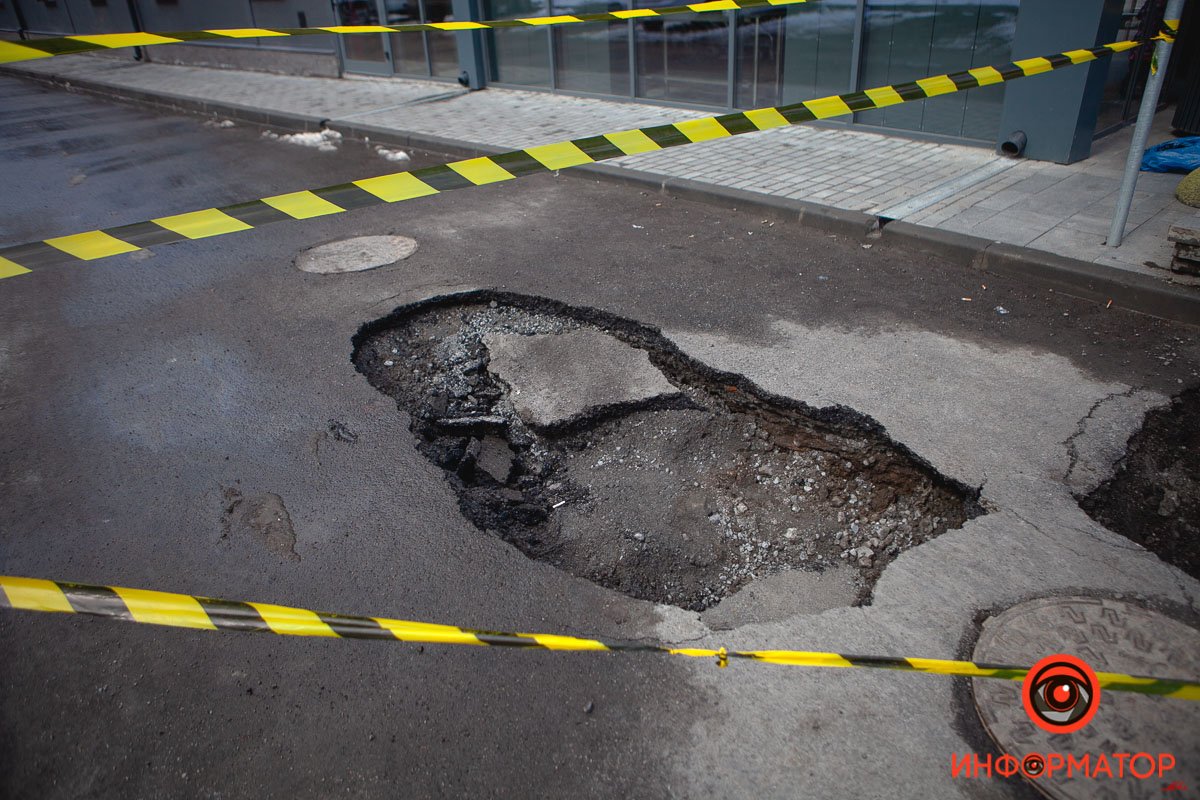 В Днепре на улице Рабочей, 174а, провалился асфальт В Днепре на улице Рабочей, 174а, провалился асфальт