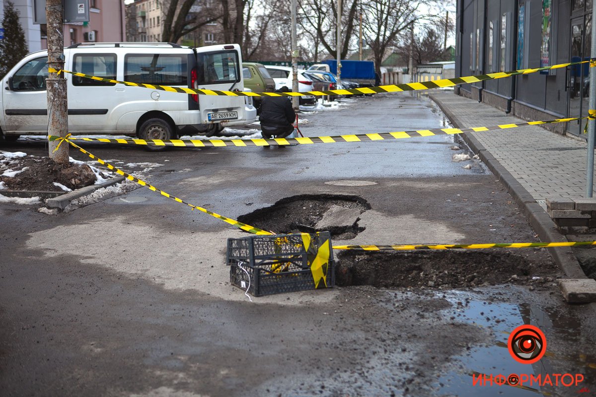 Место оградили сигнальной лентой Место оградили сигнальной лентой