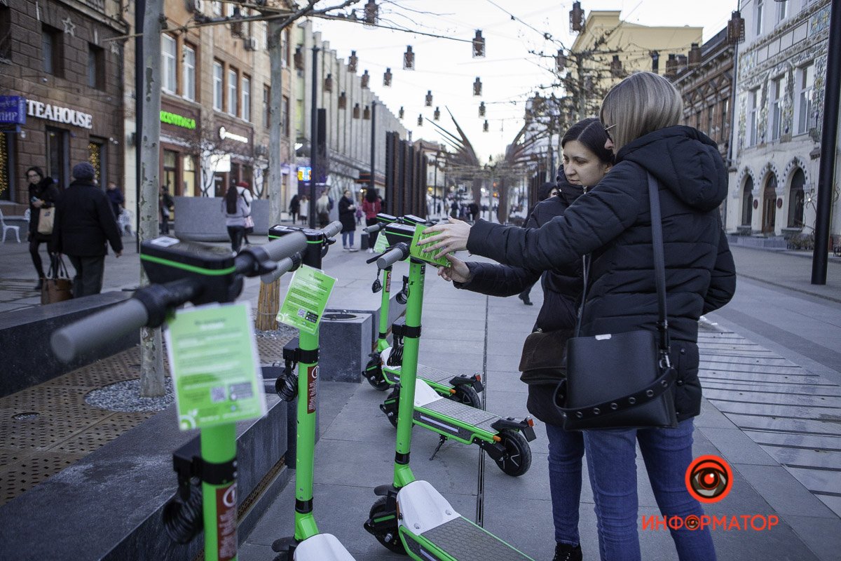 Жители Днепра видели их и возле шара на Сичеславской Набережной