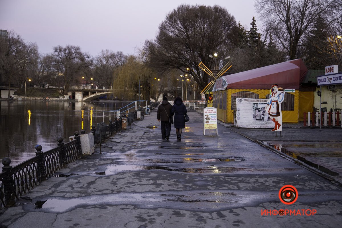 Воду продолжают откачивать Воду продолжают откачивать