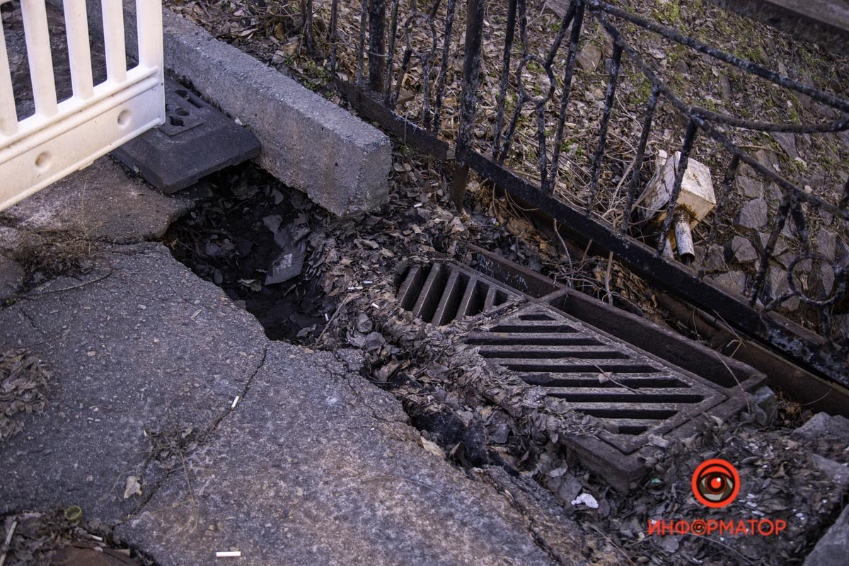 Постепенно проваливается