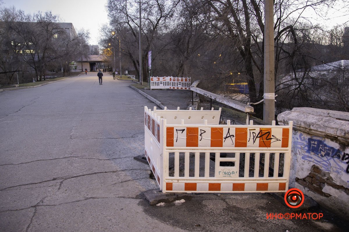 Проблемные участки оградили