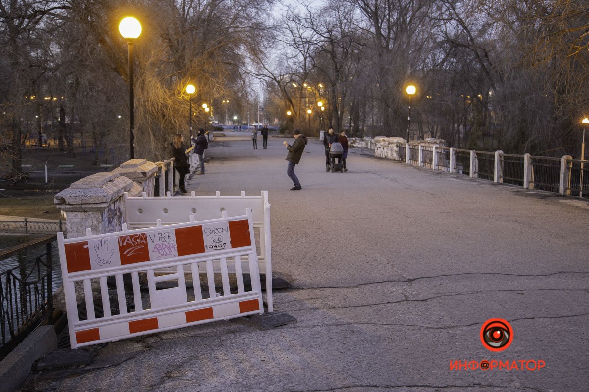 Под мостом ходить нельзя, а на мосту - можно