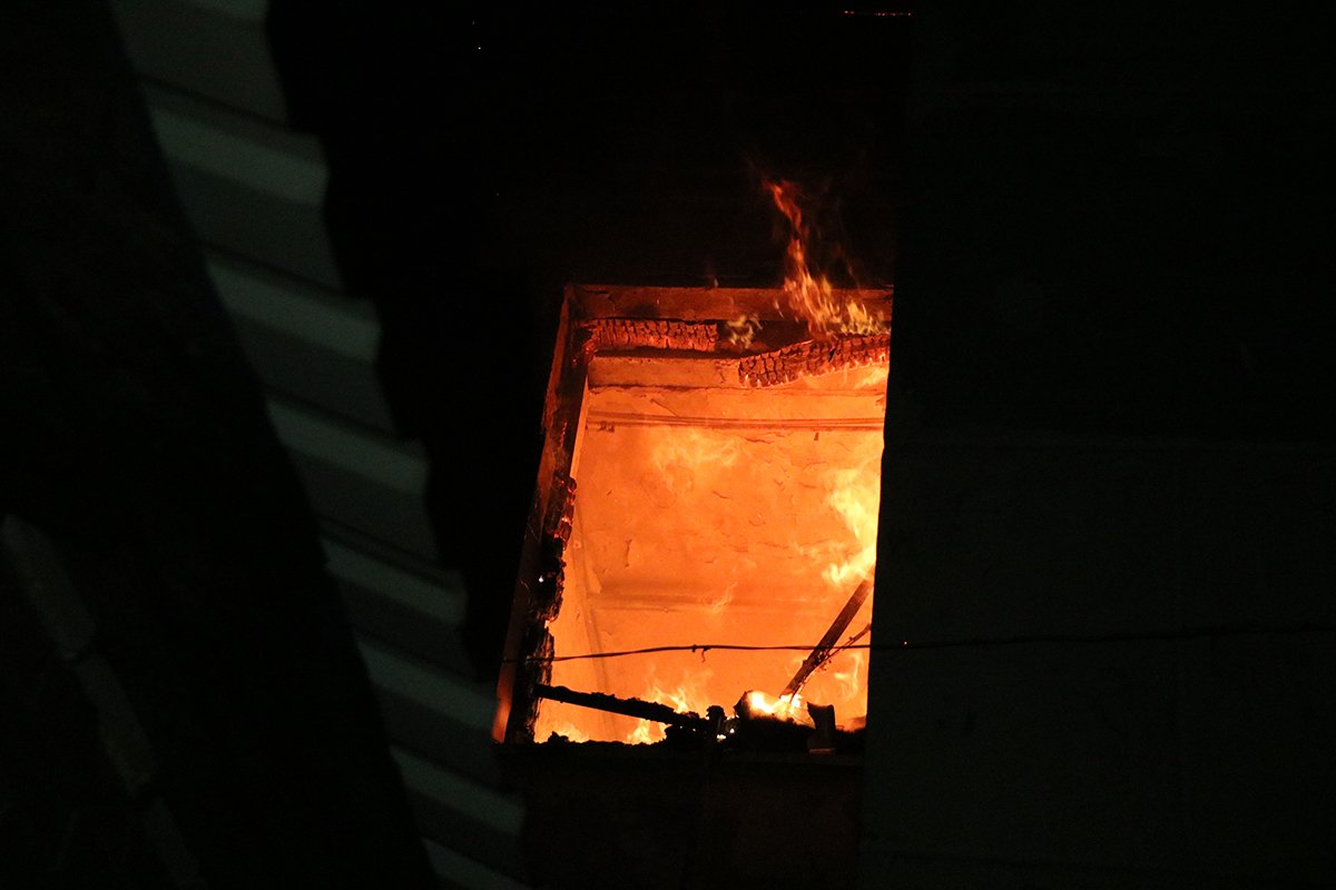 Огонь на третьем этаже трехэтажного дома Огонь на третьем этаже трехэтажного дома