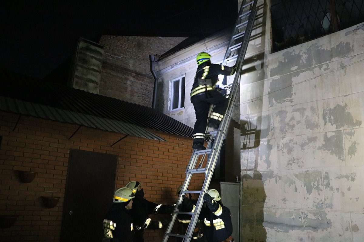 Спасатели локализовали возгорание в 1:43 и полностью ликвидировали его в 1:50 Спасатели локализовали возгорание в 1:43 и полностью ликвидировали его в 1:50